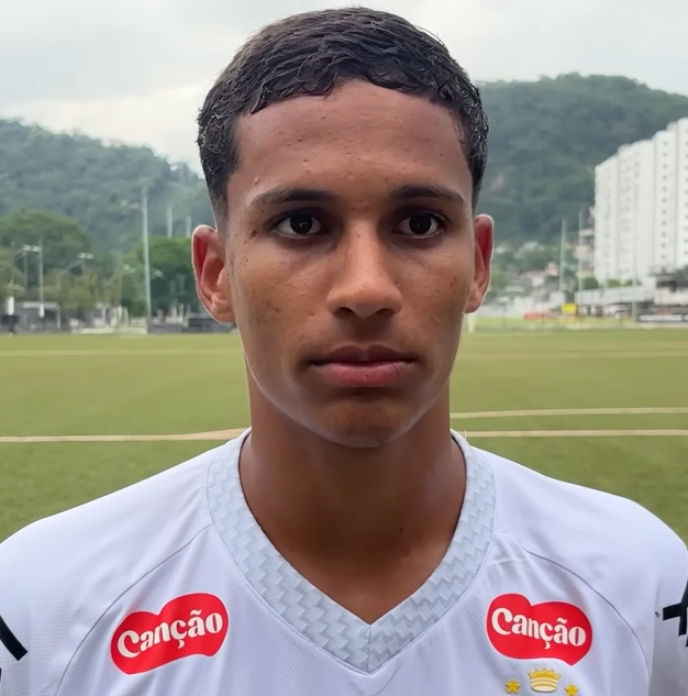 Rafael Gonzaga during a post-match interview as a Santos player in 2026. Credits: Eduardo Jardim.