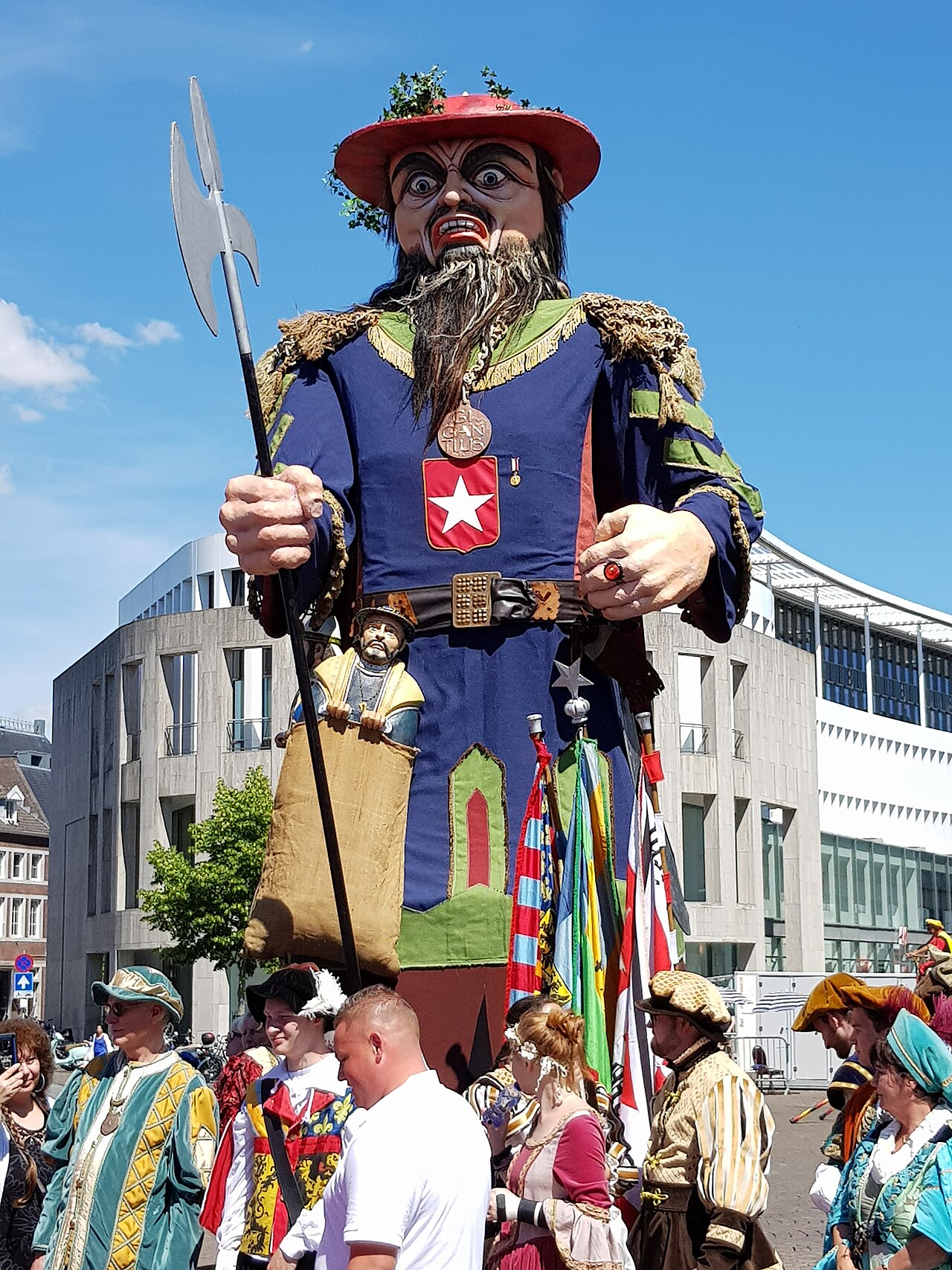 Un géant pendant la parade à Maastricht en juin 2019.