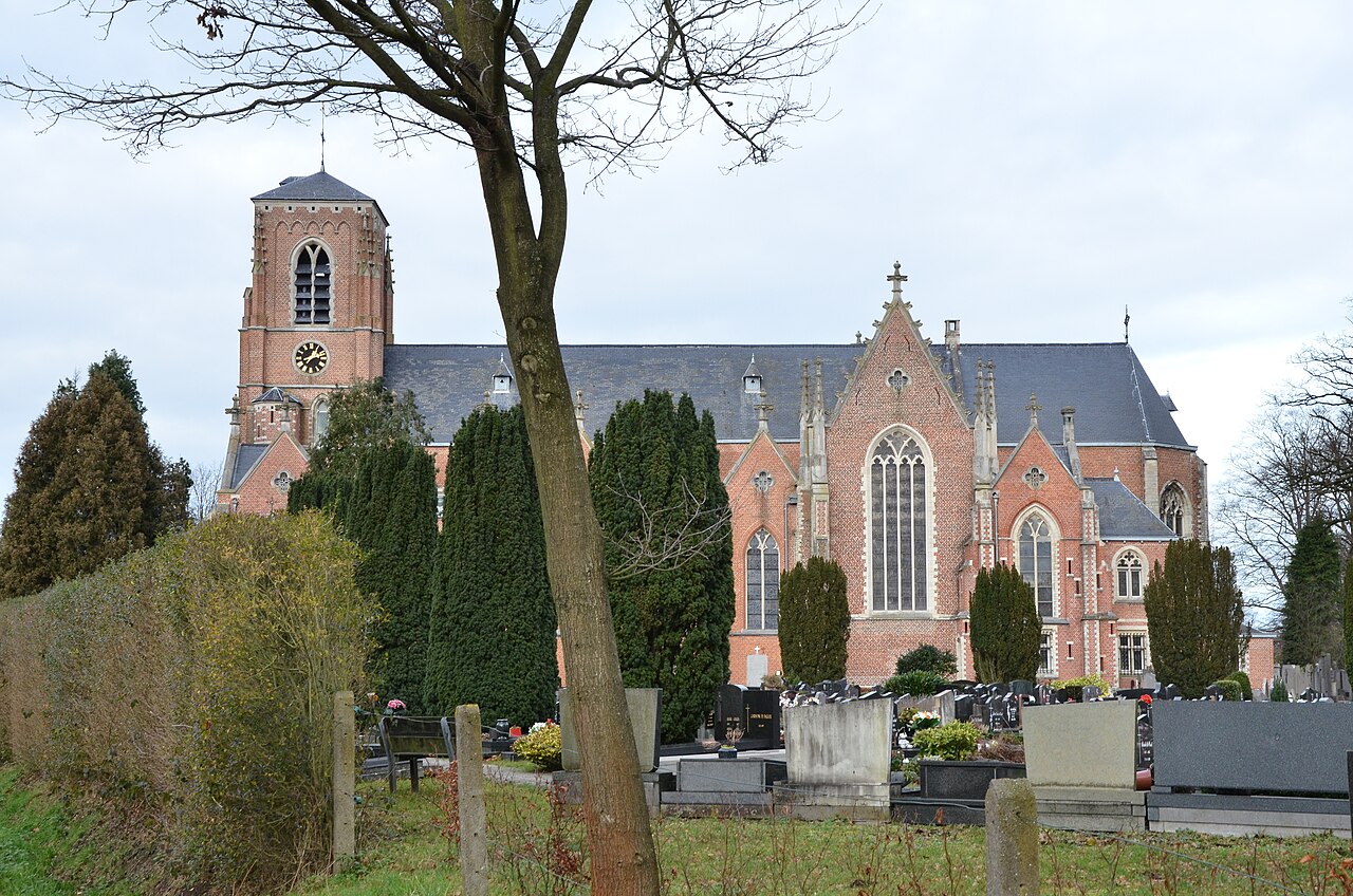 Parochiekerk Sint-Guibertus vanaf het zuiden