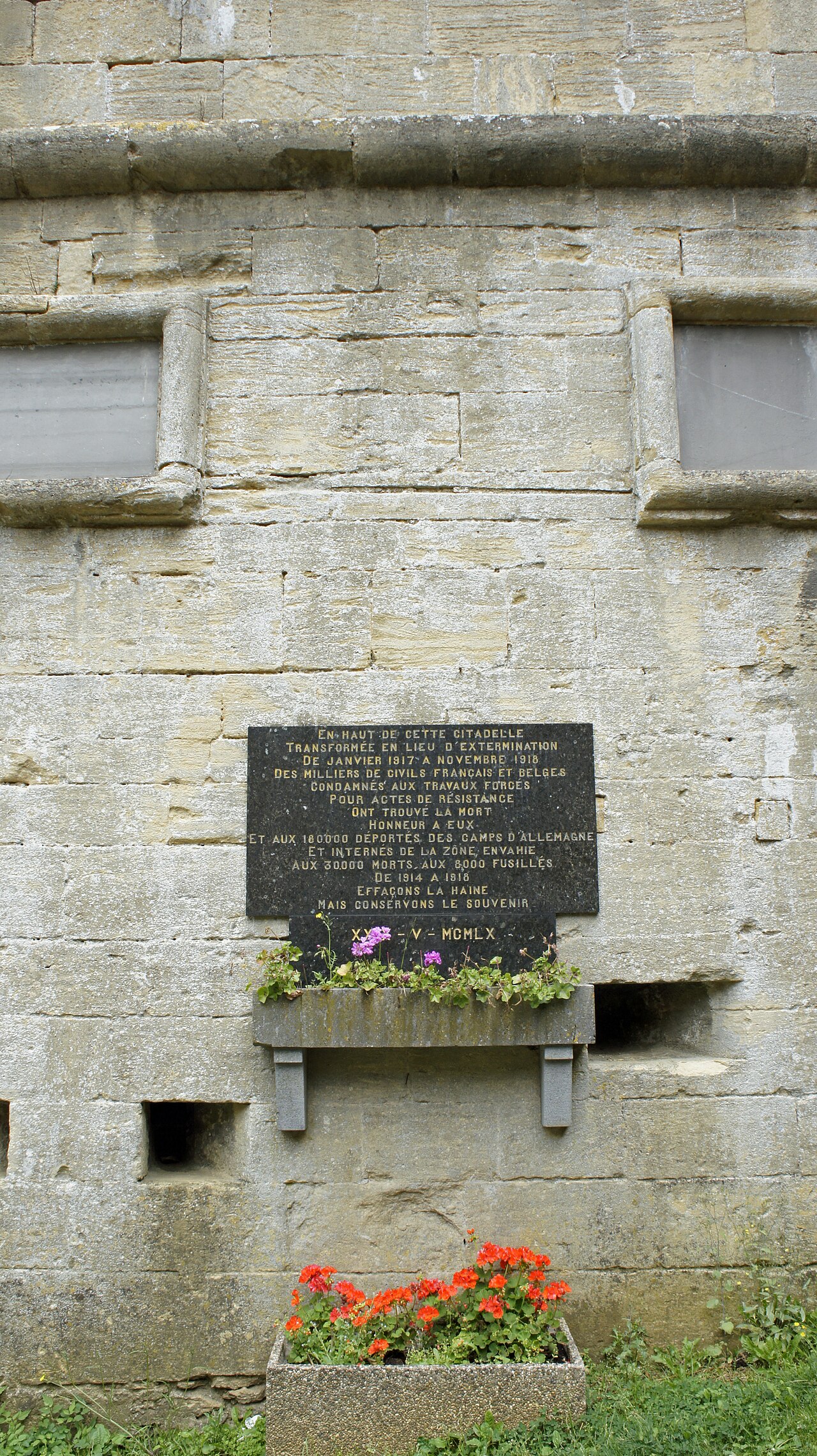 Mémorial 1917-18 porte Turenne du Château de Sedan ayant pour texte: "En haut de cette citadelle transformée en lieu d'extermination de janvier 1917 à novembre 1918 des milliers de civils français et belges condamnés aux travaux forcés pour actes de résistance ont trouvé la mort Honneur à eux et aux 180 000 déportés des camps d'allemagne et internés dela zone envahie aux 30 000 morts aux 8 000 fusillés de 1914 1918 effaçons la haine mais conservons le souvenir 25 5 1960".