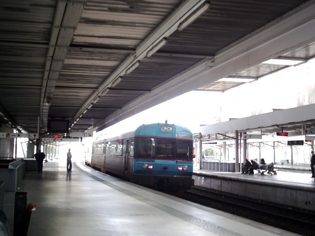 Train station of Queluz-Belas Sete Rios.  The regional train is departing, destination: Lisboa/Oriente.