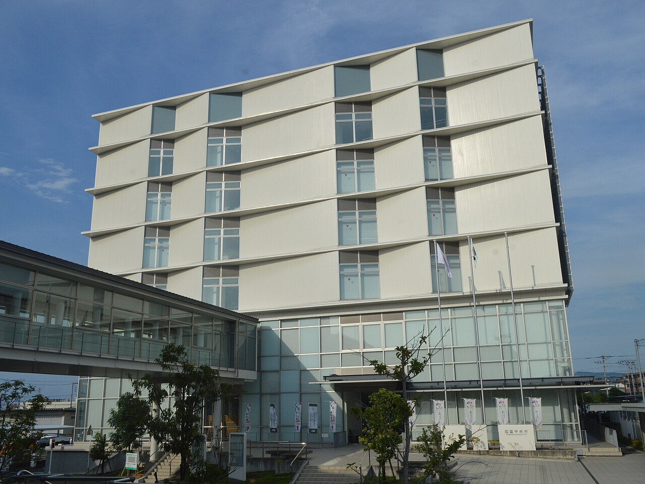 愛媛県四国中央市三島宮川4丁目6-55にある四国中央市役所。