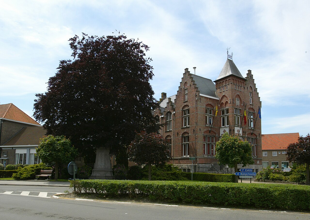 Gemeentehuis van Sint-Laureins met Vrijheidsboom en oorlogsgedenkteken