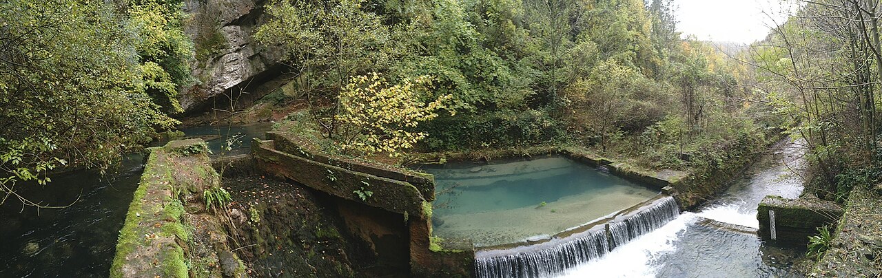 Cette source est une résurgence pérenne accessible en plongée souterraine. Panoramique par assemblage.