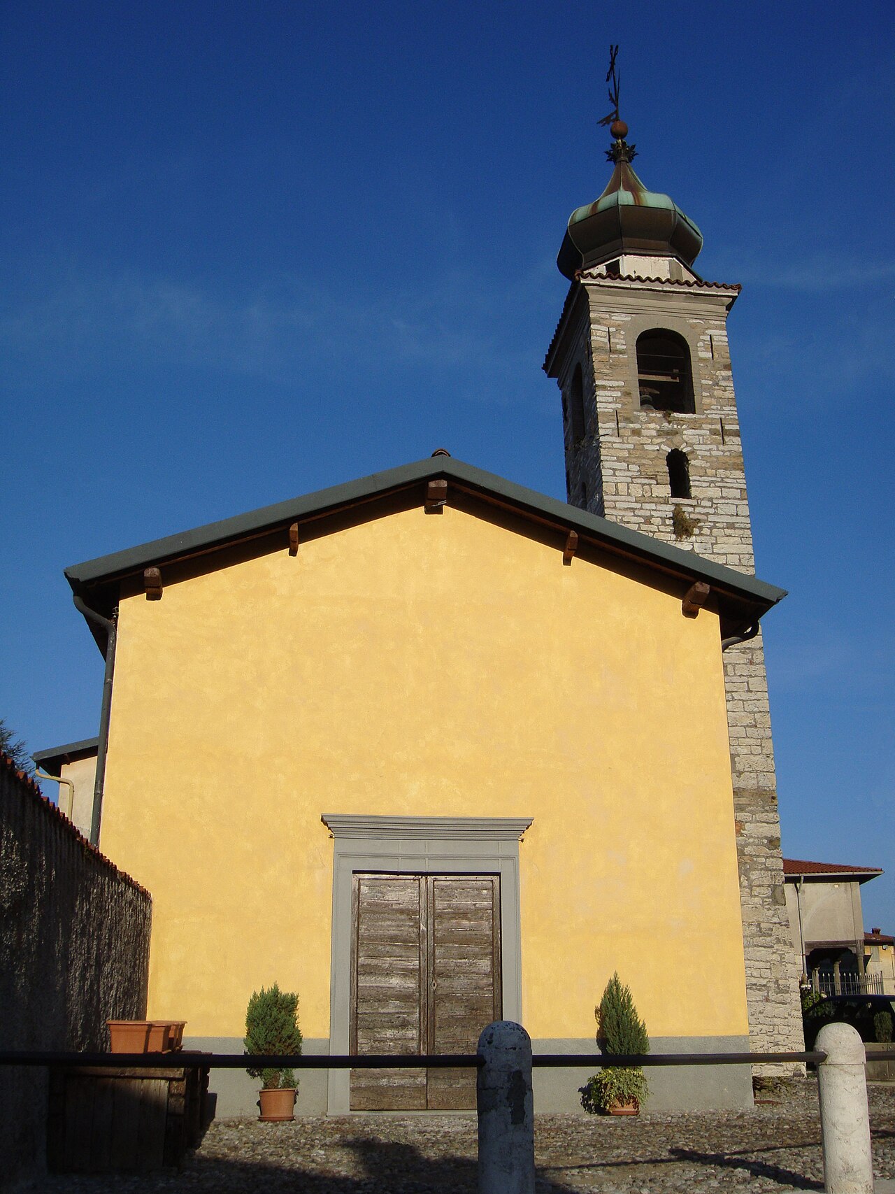 Facciata della Chiesa di S. Pietro in vincoli (detta "San Pedrì"). Sorisole, Bergamo, Italia.