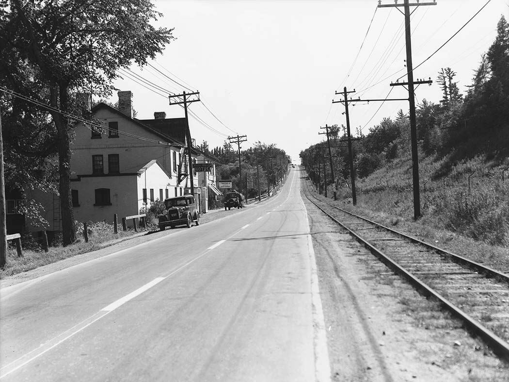 Yonge Street at York Mills Station, showing the Jolly Miller Hotel on the east side, and the TTC North Yonge Railway tracks on the west side.