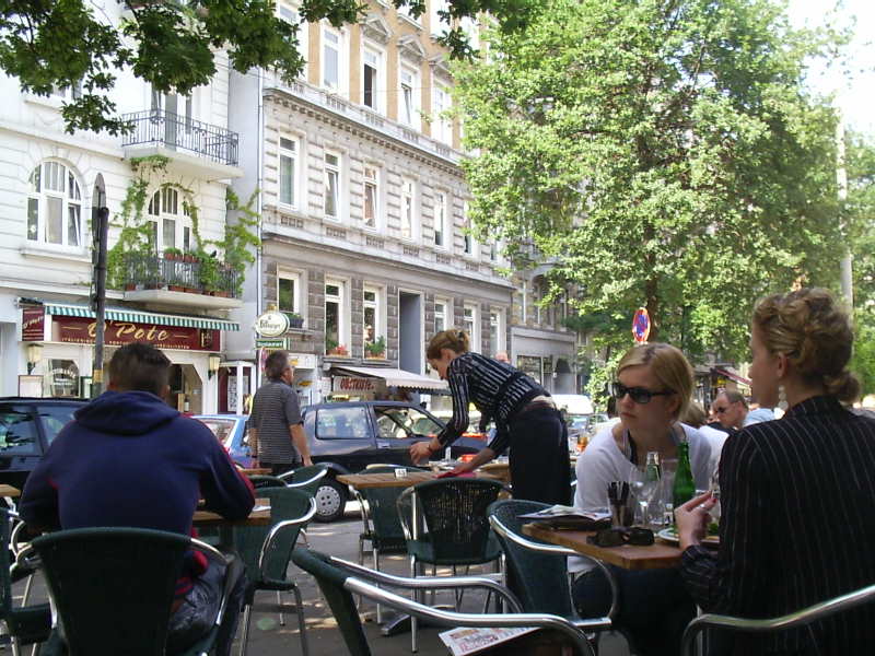 Straßencafé in der Langen Reihe in Sankt Georg.