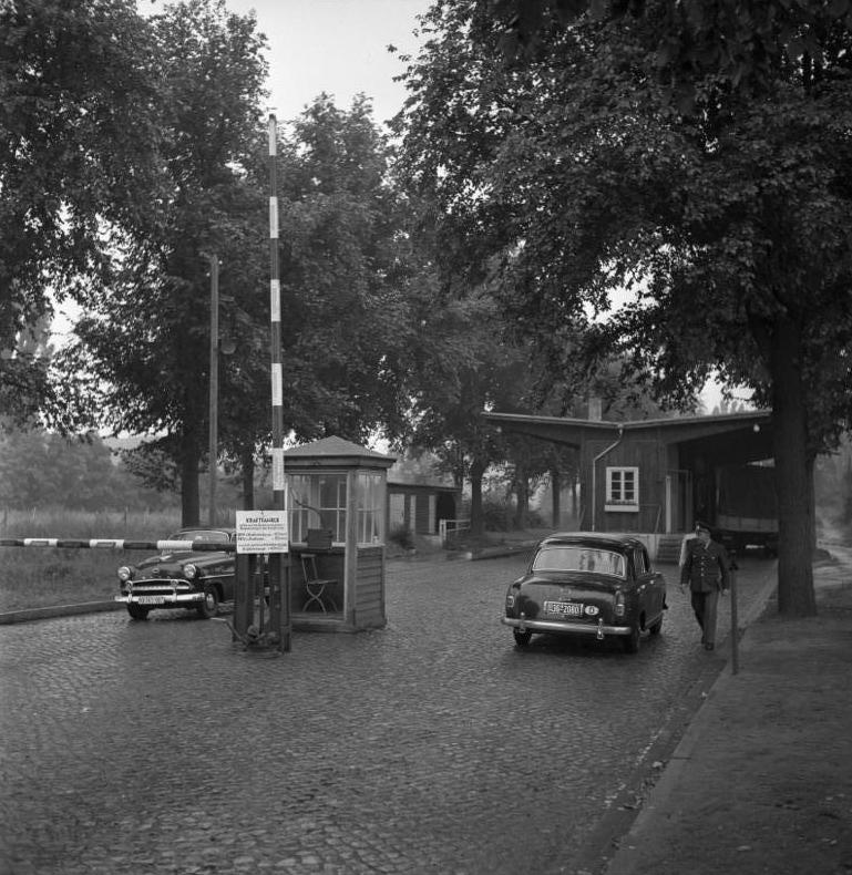 For documentary purposes the German Federal Archive often retained the original image captions, which may be erroneous, biased, obsolete or politically extreme. Stadtaufnahmen Berlin, Zonengrenze Richtung Hamburg