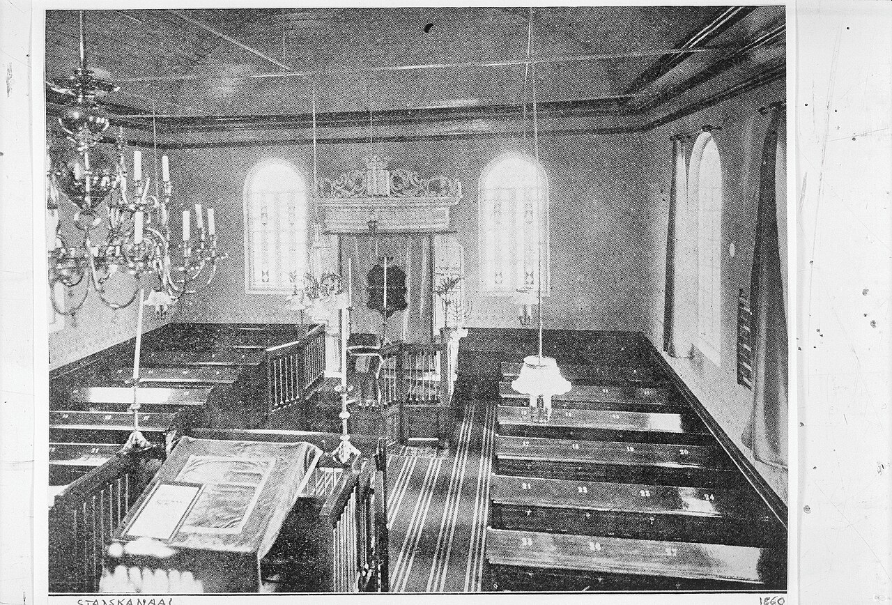 Synagoge: Interieur van de synagoge te Stadskanaal met biema (= verhoging voor het voorlezen van de Tora), Heilige Arke en kroonluchter