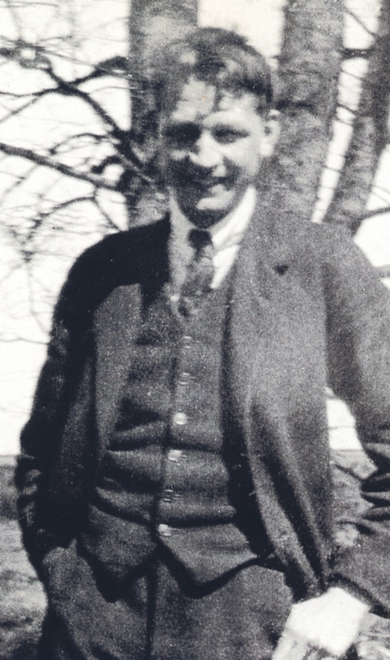 Peter Bang og Svend Olufsen foran den nye radiofabrik i Struer omkring 1930.
