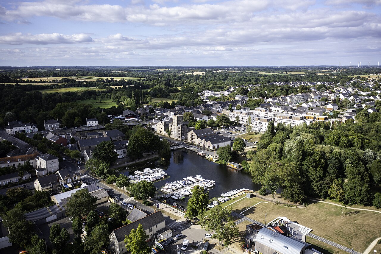 Center of Nort-sur-Erdre (Loire-Atlantique) with port.