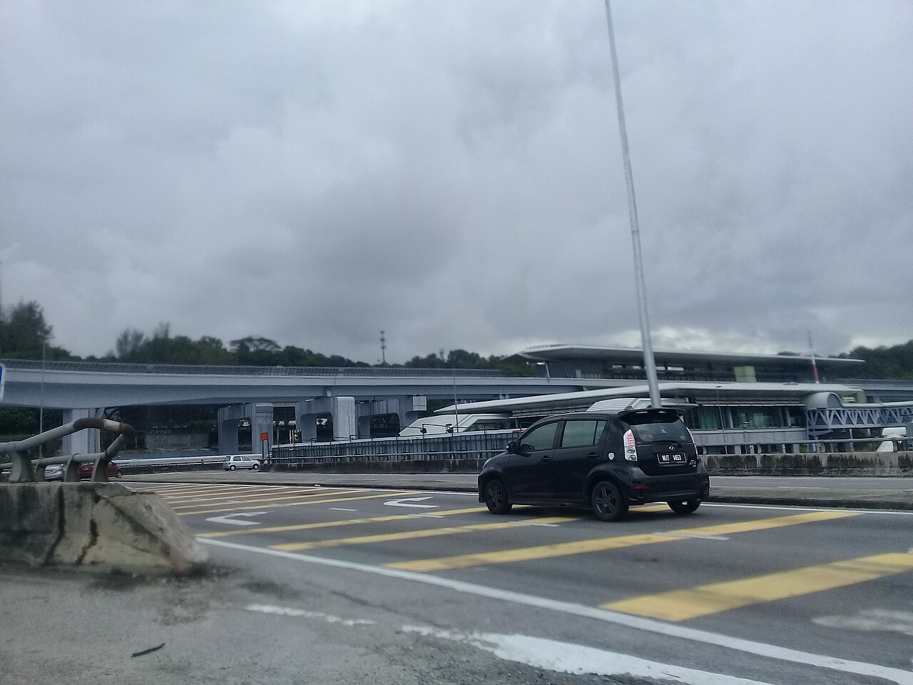 Permandangan luar Stesen MRT Sungai Buloh dari Jalan Sungai Buloh.