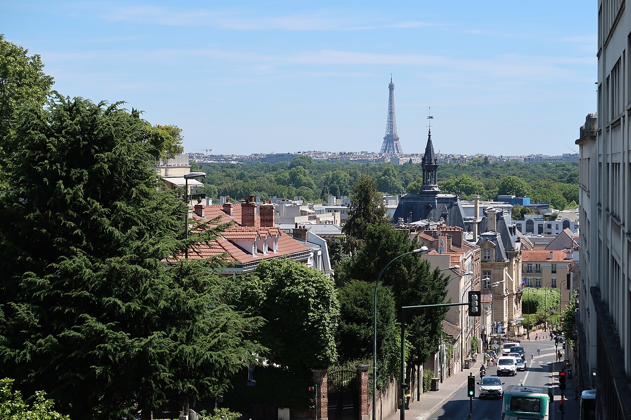 Mairie de Suresnes (Hauts-de-Seine) et tour Eiffel (Paris).