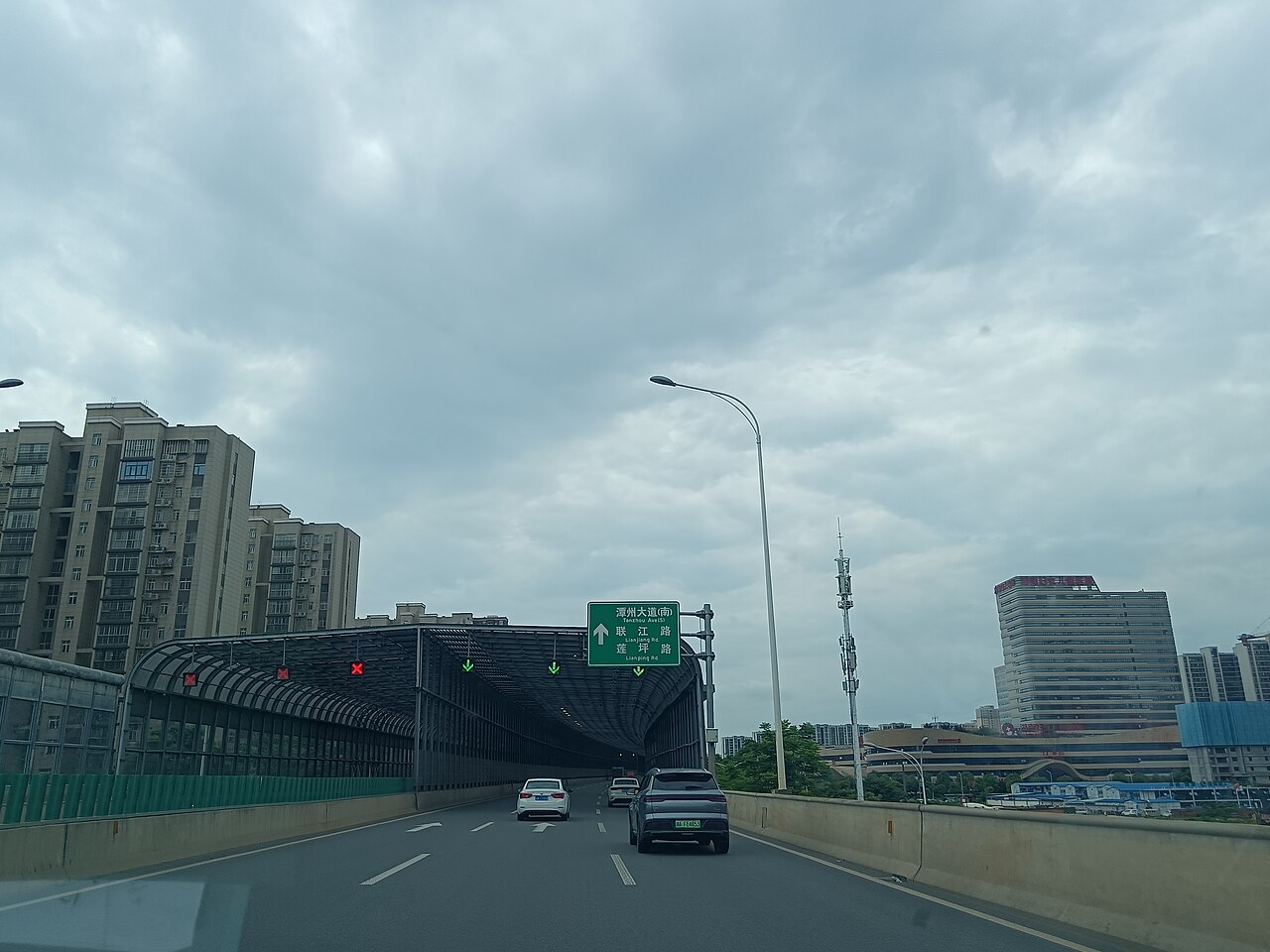 Tanzhou Avenue in Yuelu District of Changsha, Hunan, China.