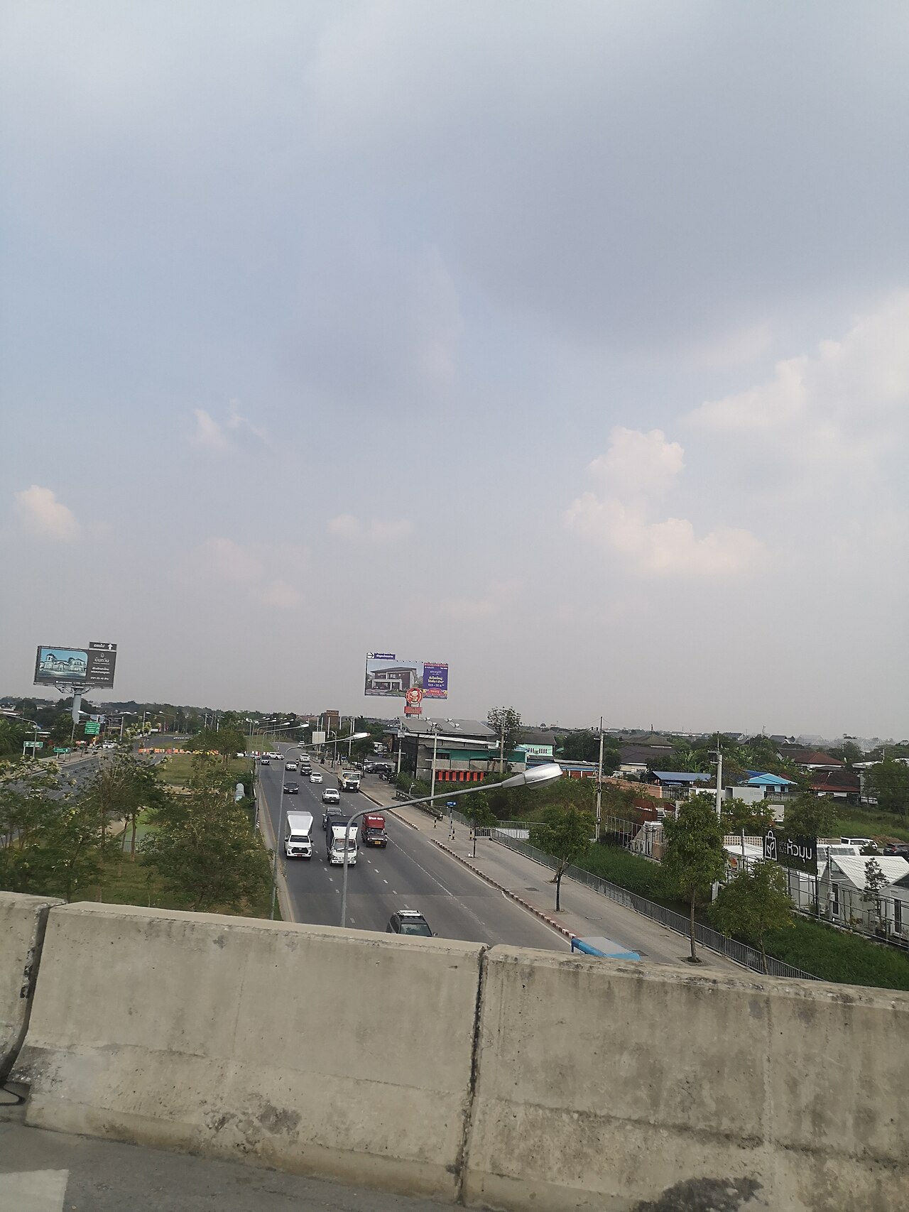 ถนนเทพรักษ์บริเวณตัดกับถนนสุขาภิบาล 5