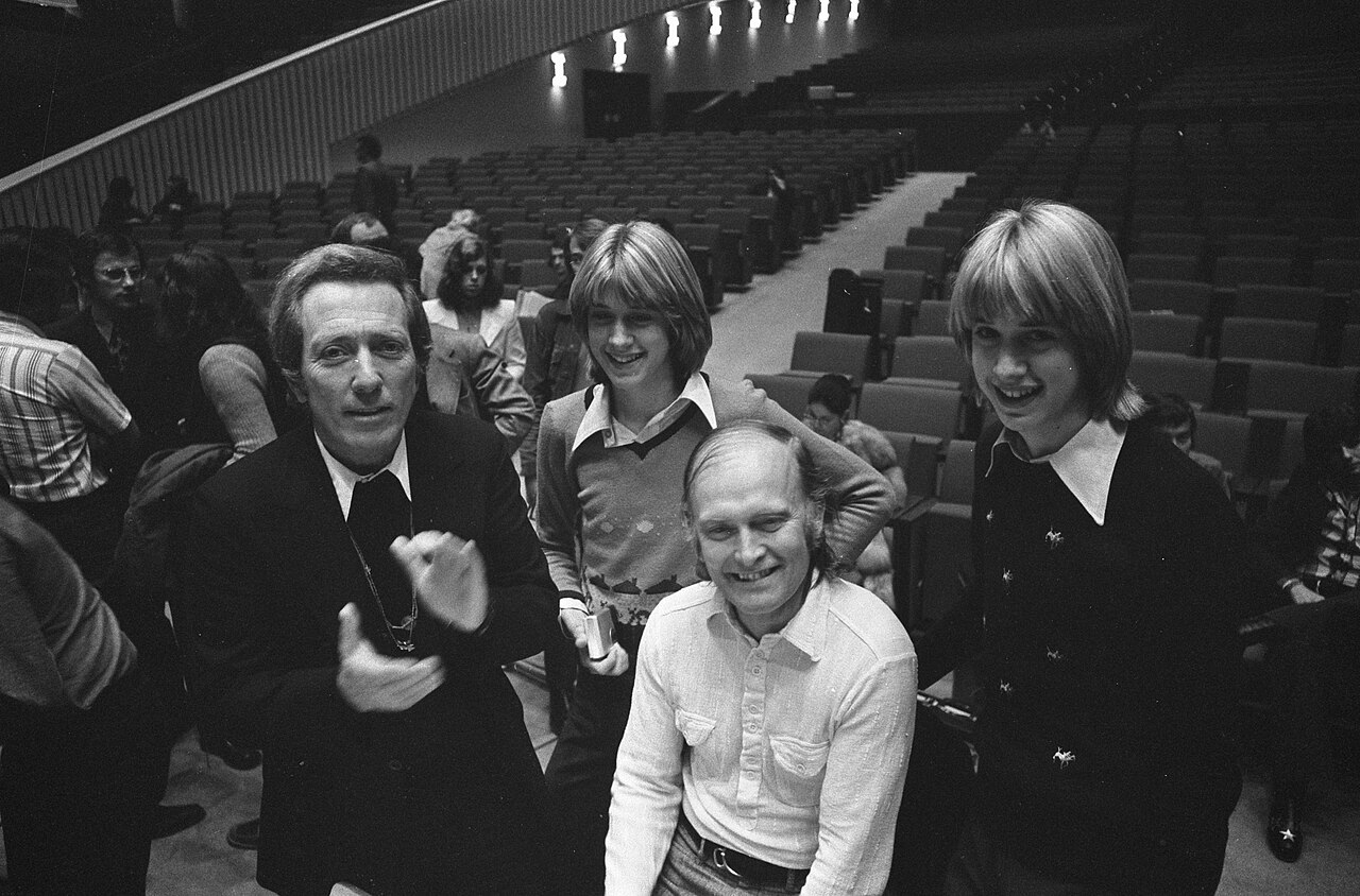 Collectie / Archief : Fotocollectie Anefo
Reportage / Serie : [ onbekend ]
Beschrijving : Repetities Unicef Gala ; Andy Williams (l) en neven Andy en David (r), midden dirigent Ken Thorne
Datum : 4 april 1974
Trefwoorden : REPETITIES, dirigenten
Persoonsnaam : Andy Williams, David
Fotograaf : Verhoeff, Bert / Anefo
Auteursrechthebbende : Nationaal Archief
Materiaalsoort : Negatief (zwart/wit)
Nummer archiefinventaris : bekijk toegang 2.24.01.05

Bestanddeelnummer : 927-1109