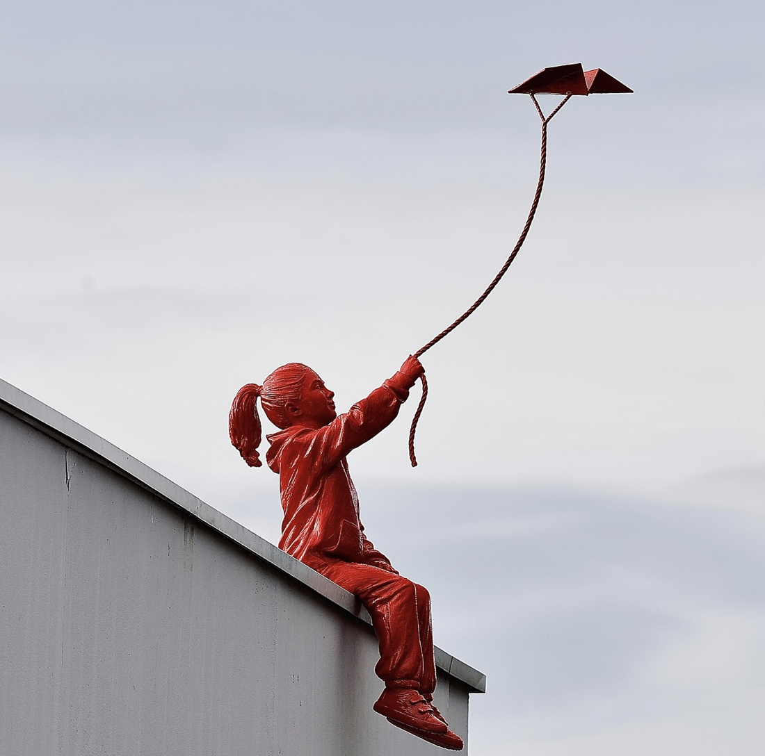 "La petite fille au cerf volant" de James Colomina située sur le campus de l'ENAC à Toulouse