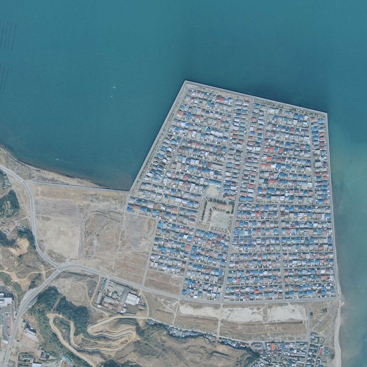 1975年3月4日撮影の福岡市豊浜地区の航空写真、国土地理院地図・空中写真閲覧サービス（ https://mapps.gsi.go.jp/ ）のCKU747-C42-23を加工して作成