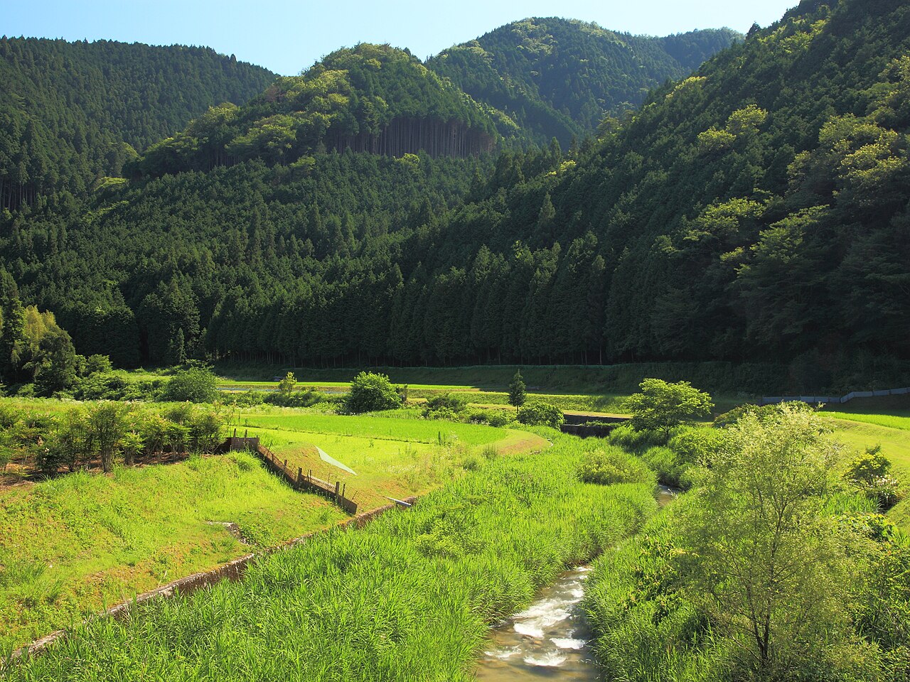 阿妻川と三分山町方面を望む（愛知県豊田市浅谷町、2011年〈平成23年〉7月）