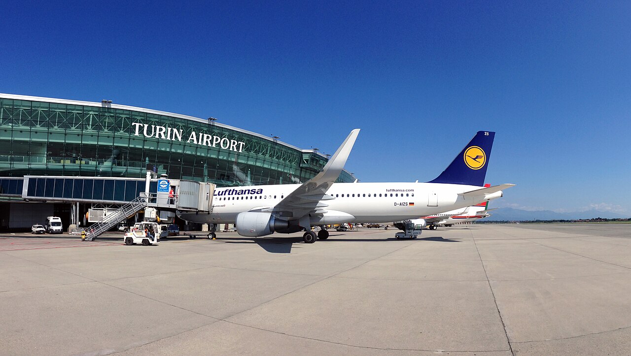 D-AIZS - Lufthansa's Airbus A320-214(WL) with sharklets resting on stand 112 during the turnaround. Getting ready for flight LH297 to Frankfurt.