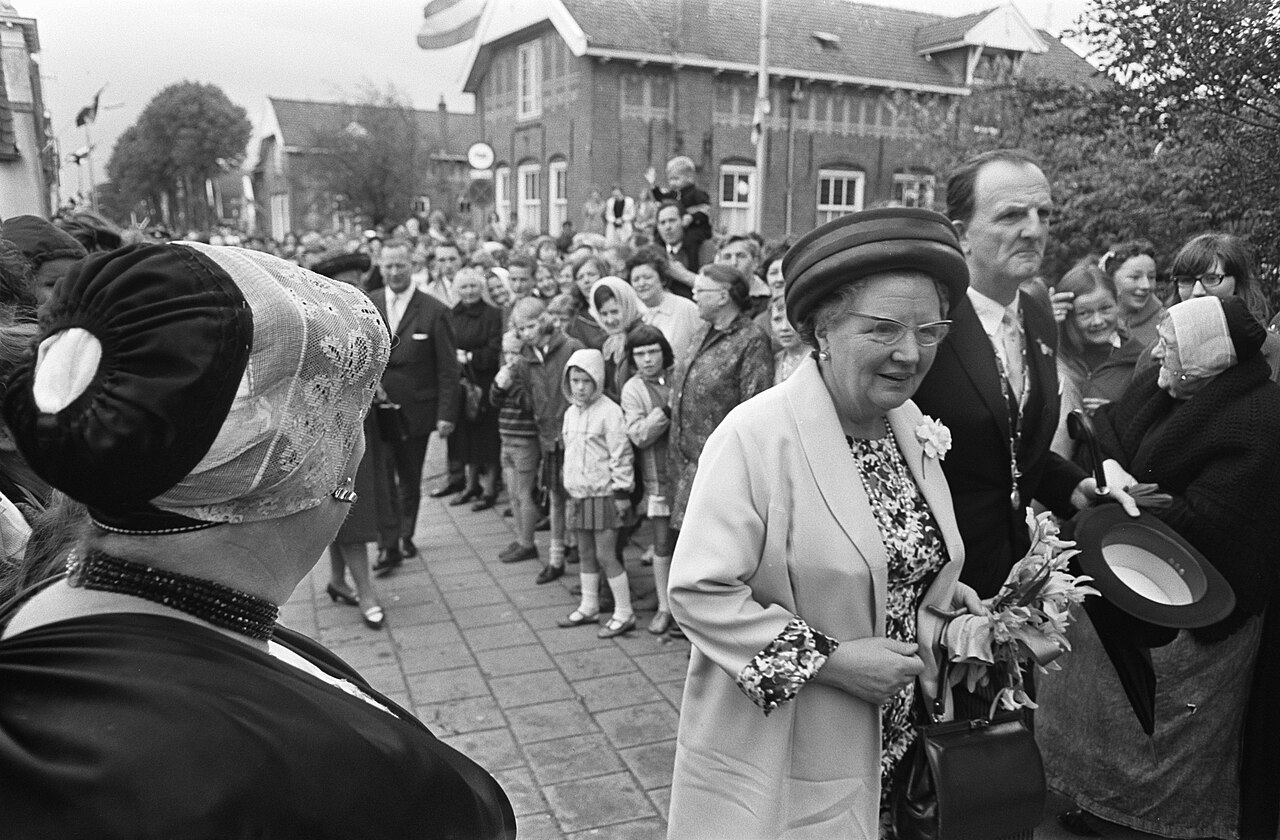 Collectie / Archief : Fotocollectie Anefo
Reportage / Serie : [ onbekend ]
Beschrijving : koningin Juliana bezoekt Urk
Datum : 11 mei 1968
Locatie : Flevoland, Urk
Trefwoorden : bezoeken, koninginnen
Persoonsnaam : Juliana (koningin Nederland)
Fotograaf : Kroon, Ron / Anefo
Auteursrechthebbende : Nationaal Archief 
Materiaalsoort : Negatief (zwart/wit)
Nummer archiefinventaris : bekijk toegang 2.24.01.05

Bestanddeelnummer : 921-3434