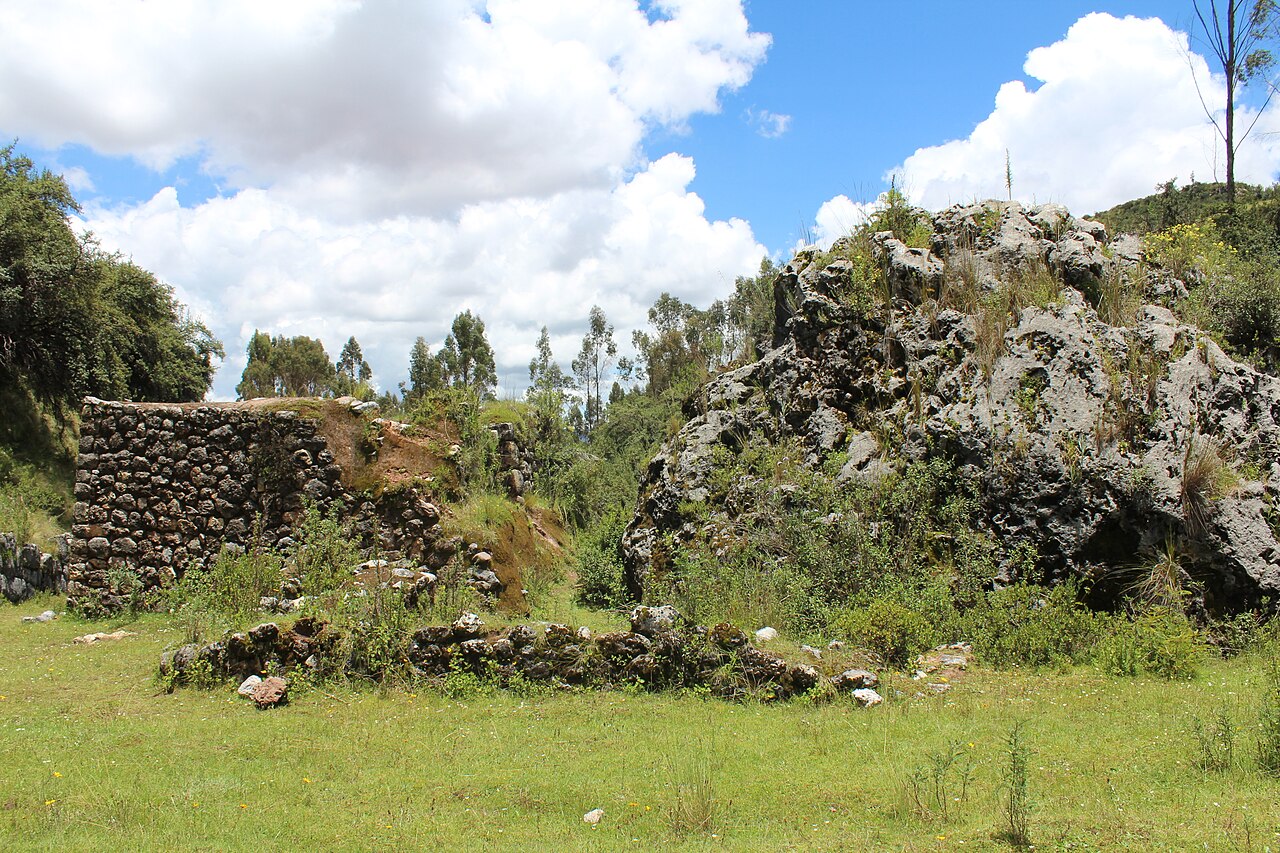 Sitio arqueológico de Salonniyoq, ubicado a ambas márgenes del rio Chakan.