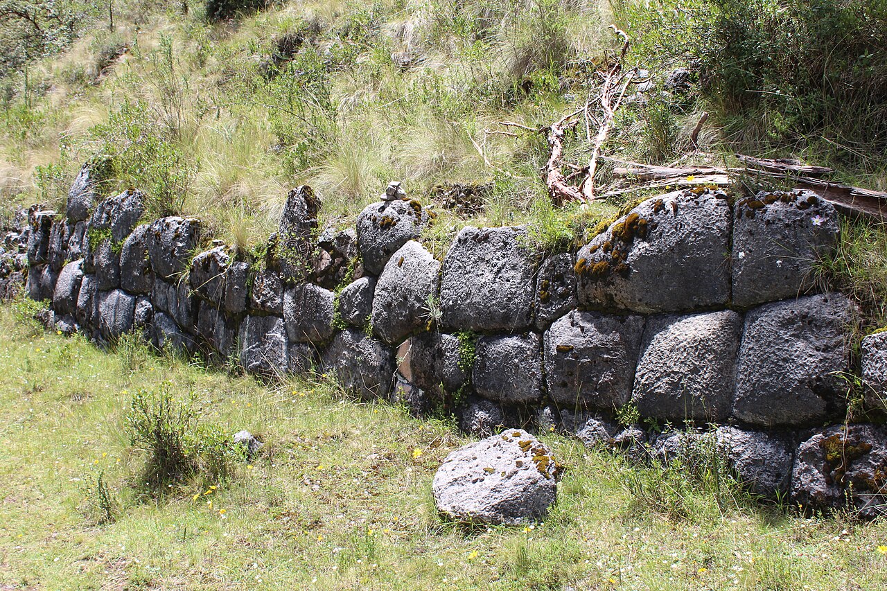 Muro de contención, de tipo almohadillado, asociado al S.A. Salonniyoq.