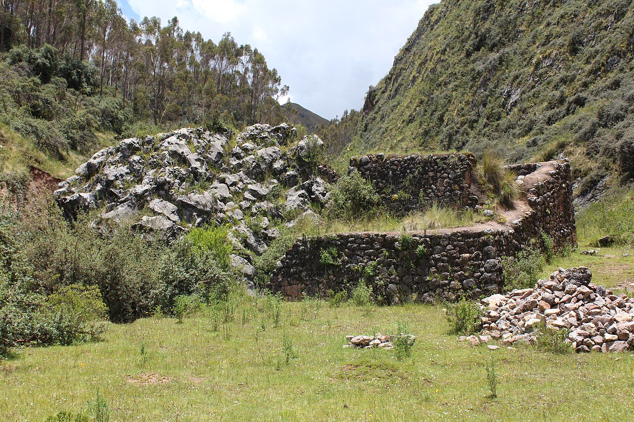 Sitio arqueológico de Salonniyoq, ubicado a ambas márgenes del rio Chakan.