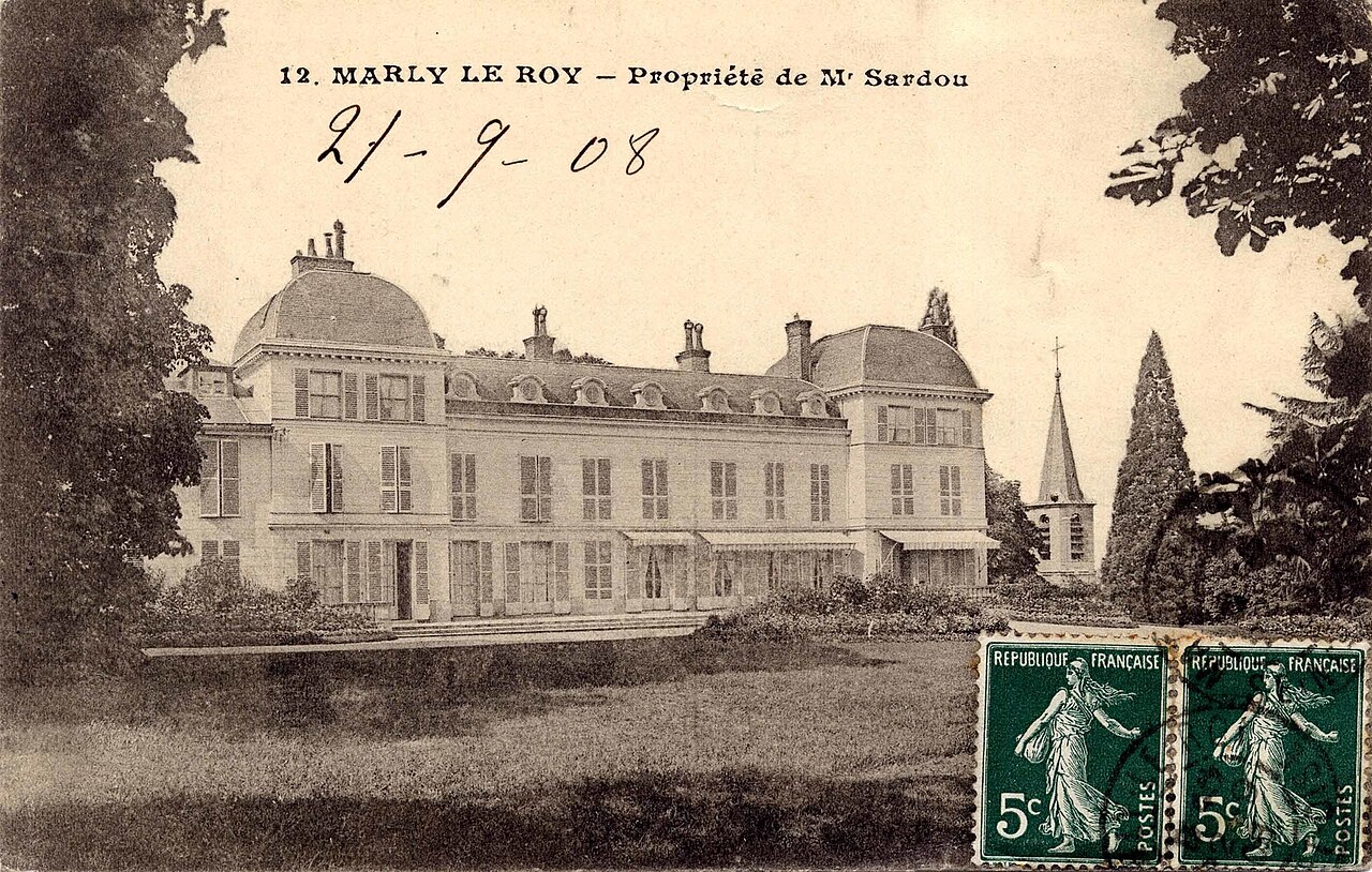 La renommée du château du Verduron, ou château des Sphinx, est due à Louis Blouin, premier valet du roi Louis XIV entre 1704 et 1715, ainsi qu’à Victorien Sardou, auteur dramatique français et ancien maire de Marly-le-Roi. Il s’agissait au départ d’une simple bâtisse d’un étage. Passée de main en main depuis sa construction, elle a finalement été rachetée au début des années 2000 par la SCI Le Verduron pour être l’objet d’une réhabilitation confiée à la société Cogemad, sous la direction d’Emad Khashoggi (en), responsable du projet du Château Louis XIV à Louveciennes et de la réhabilitation du palais Rose du Vésinet.