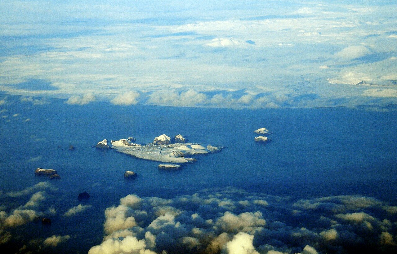Aerial view of the Westmen Isles, with the Icelandic mainland in the background. Photograph taken from an altitude of 8703 m above sea level. Looking north.