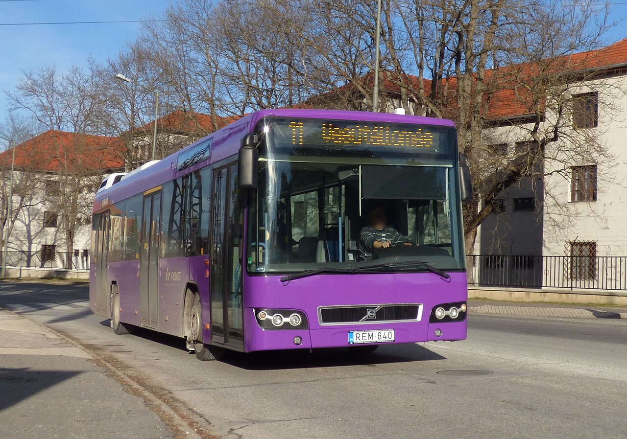 A V-Busz Kft. Volvo 7700-as típusú autóbusza a Jutasi úton a Laktanya előtt a veszprémi 11-es vonalon