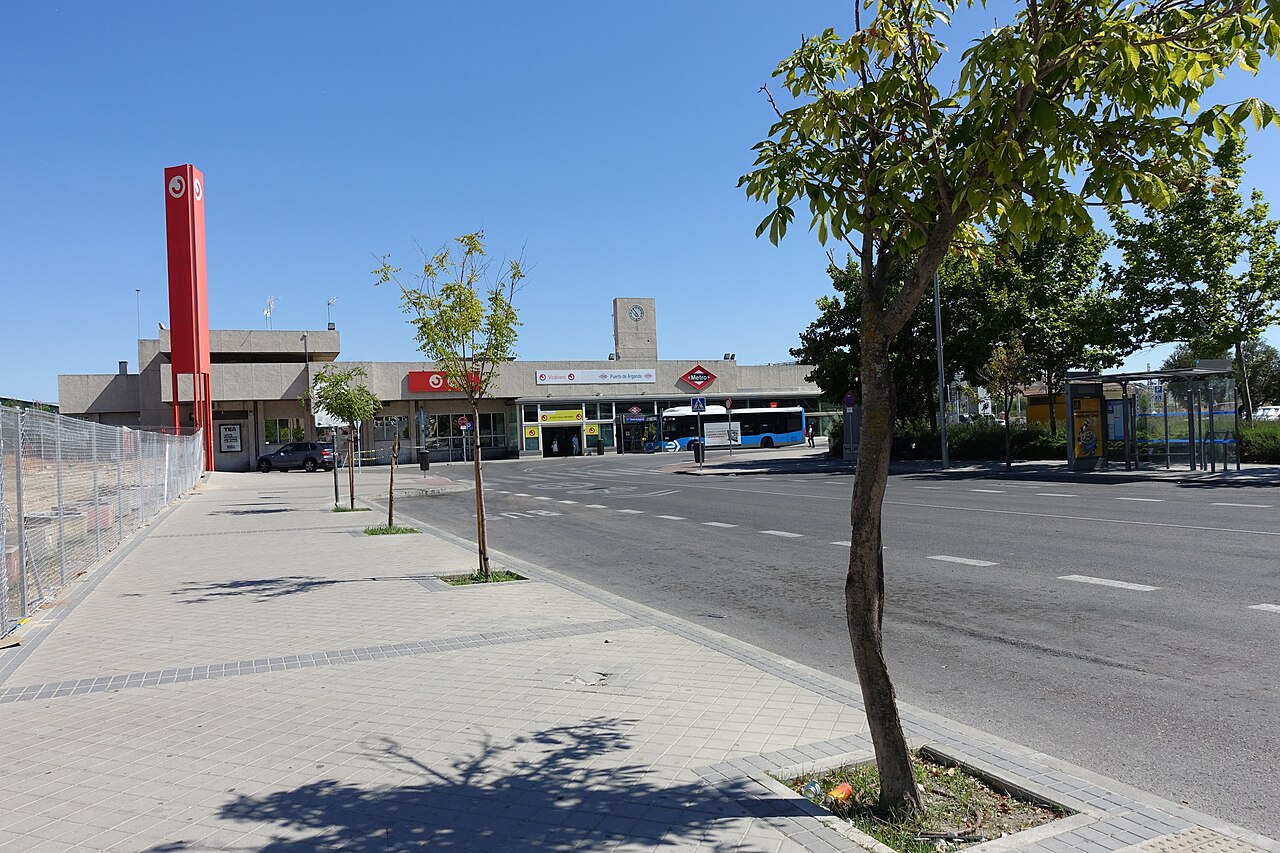 Building with access to Metro Line 9 and Cercanías Lines 2, 7 and 8.