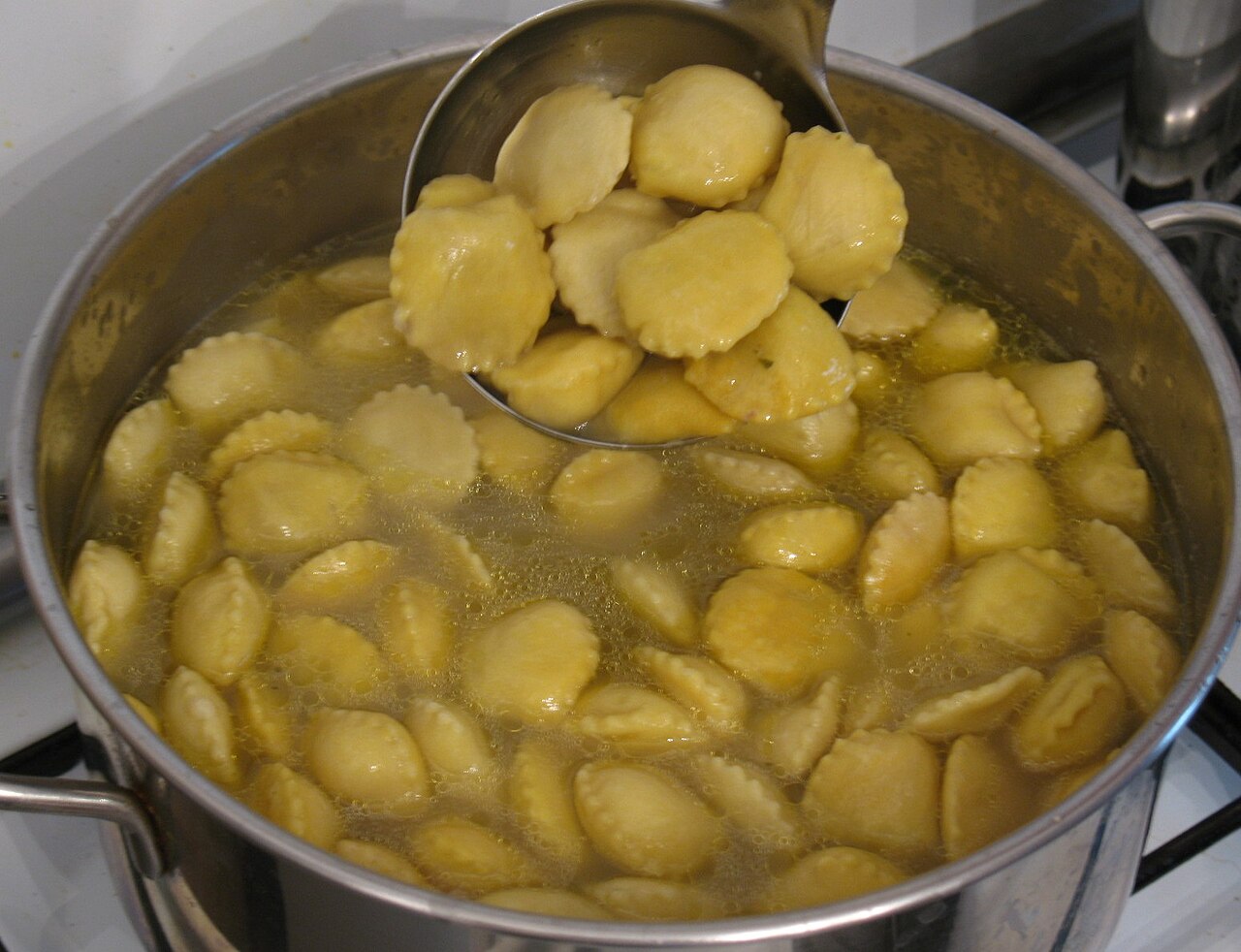 Anolini in brodo, piatto della cucina di Parma