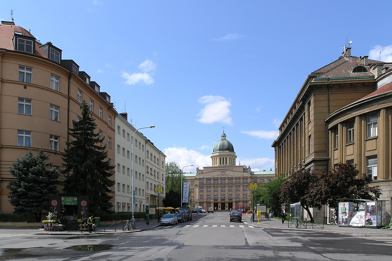 Praha, Dejvice - ulice Zikova od křižovatky se Studentskou (natáčení filmu G.I. Joe alias Dark Sky)