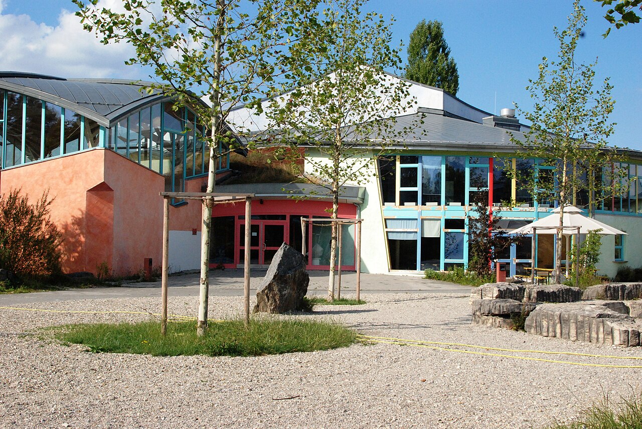 Waldorfschule in Ismaning (Rudolf-Steiner-Schule), Dorfstr.77, Landkreis München, Regierungsbezirk Oberbayern, Bayern.