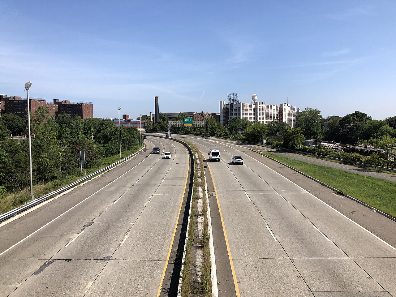View north along New Jersey State Route 21 (McCarter Highway) from the overpass for the ramp from Passaic County Route 624 (River Drive) to State Street in Wallington, Bergen County, New Jersey