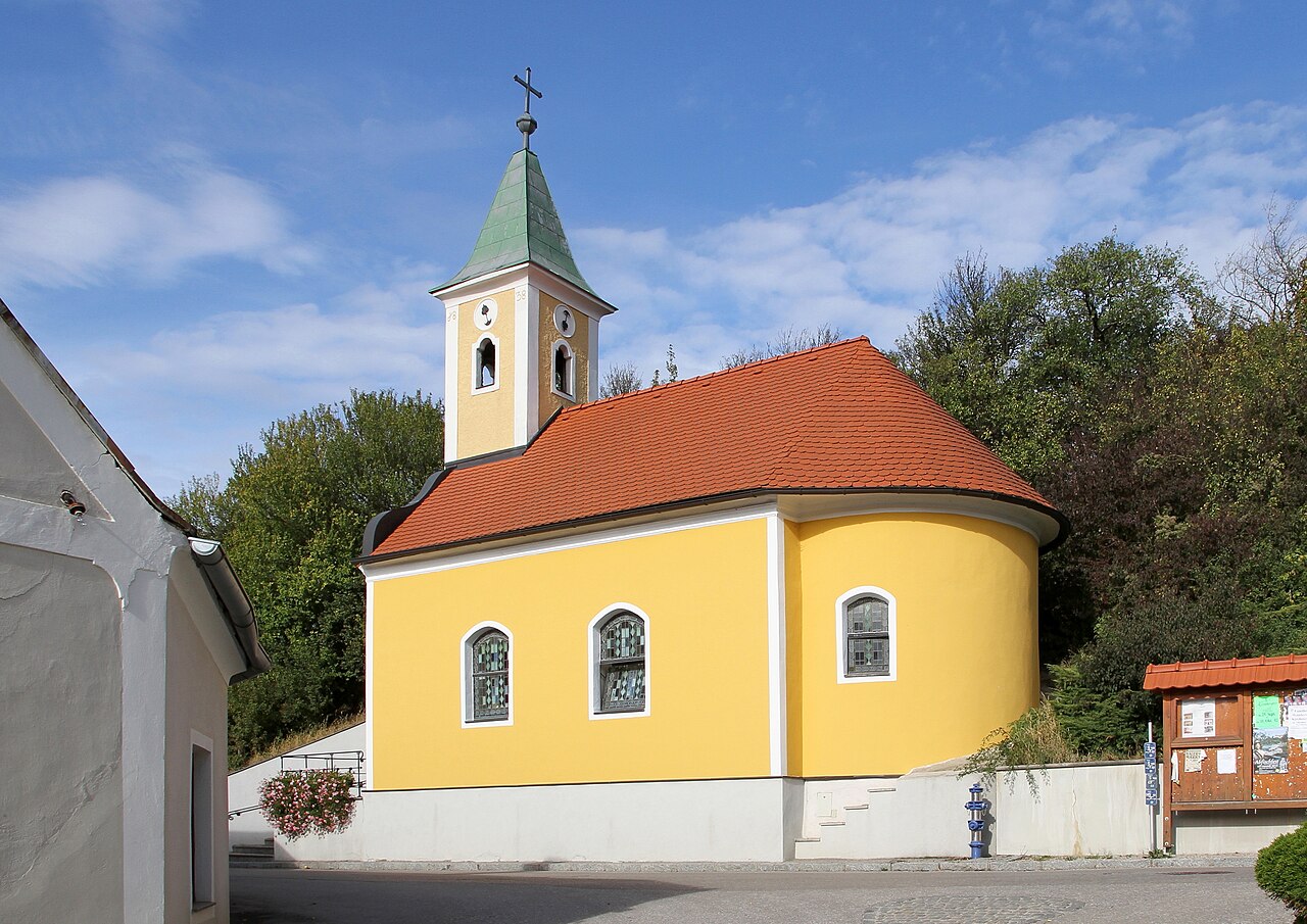 Ortskapelle hl. Anna, Sebastian und Josef in Waltendorf, ein Ortsteil der niederösterreichischen Marktgemeinde Würmla. Ein ungegliederter Bau aus der ersten Hälfte des 19. Jahrhunderts mit geschweiftem Giebel, Dachreiter und eingezogener halbrunder Apsis.