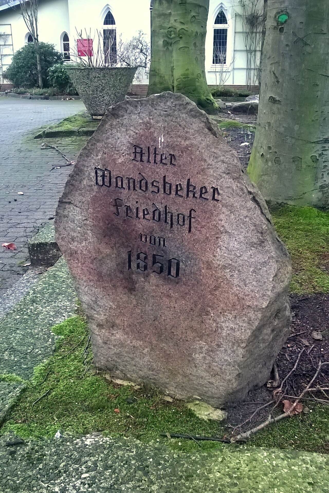 "Alter Wandsbeker Friedhof von 1850", Gedenkstein im Eingangsbereich