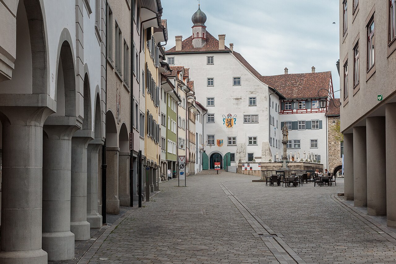 Wil, Kanton St. Gallen: Marktgasse mit Brunnen und  fürstabtlichem Hof.