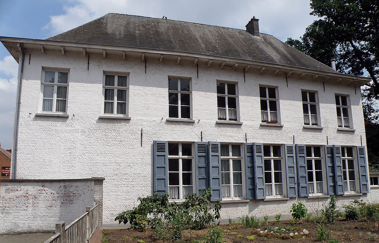 Antwerpen, district Wilrijk. Pastorie van de Sint-Bavokerk, gelegen aan de Sint-Bavostraat te Wilrijk. Opgetrokken omstr. 1640, verbouwd en vergroot (o.m. bijbouwen verdieping) in 1874.
