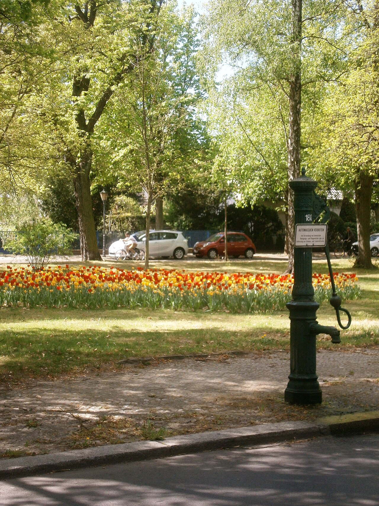 Ein Standort der Liste aus der Drucksache des Abgeordnetenhauses (17-15418) ist als Brunnen Alt-Wittenau 38 (PLZ: 13437) notiert. Er steht gegenüber dem Haus 38v am Straßenrand des Dorfangers 100 Meter seitlich der Dorfkirche. Der Gebäudekomplex 38–38v[1] war das das Gehöft des ehemaligen Lehnschulzen Rosentreter (Alt-Wittenau 38)[2] und liegt nördlich am Anger zwischen Eichborndamm und Triftstraße. Der Krausebrunnen steht zwischen Kleinpflaster. Der Ablauf erfolgt nahe am Bordstein auf die Pflasterung.