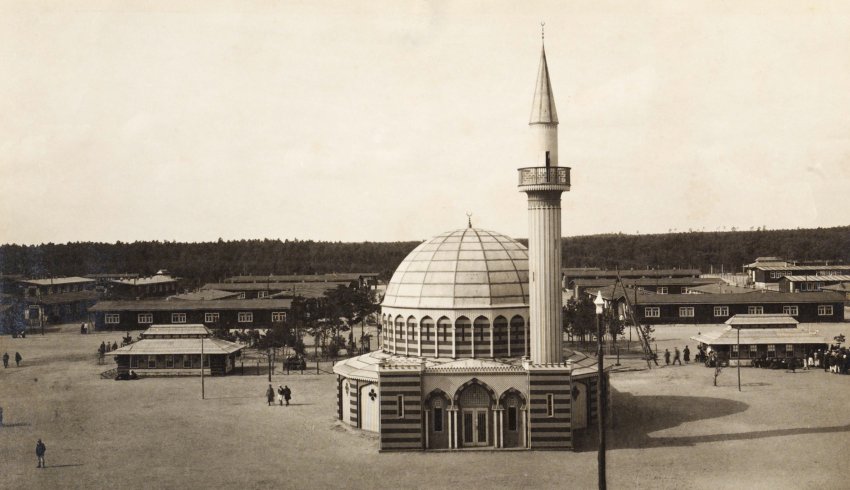 Halbmondlager Mosque in camp
WÃ¼nsdorf in Brandenburg â hier stand die erste deutsche Moschee. Eingeweiht im Ersten Weltkrieg, im Juli 1915. Gebaut fÃ¼r muslimische Kriegsgefangene aus den alliierten Armeen.
Moscheeansicht: Im sogenannten Halbmondlager Wünsdorf wurde im Juli 1915 die erste Moschee auf deutschem Boden errichtet. In dem Kriegsgefangenenlager wurden ausschließlich feindliche Soldaten islamischen Glaubens festgehalten, die in dem Gotteshaus ihren religiösen Praktiken nachgehen konnten. Der vom preußischen Militär finanzierte Bau mit dem circa 25 Meter hohen Minarett wurde in nur fünf Wochen errichtet.

Mosque view: In July 1915 the first mosque was erected on German soil in the so-called half-moon camp Wünsdorf. The POW camp held only enemy soldiers of Islamic faith who were able to practice their religious practices in the temple. The construction, financed by the Prussian military, with the 25 meter high minaret was built in just five weeks