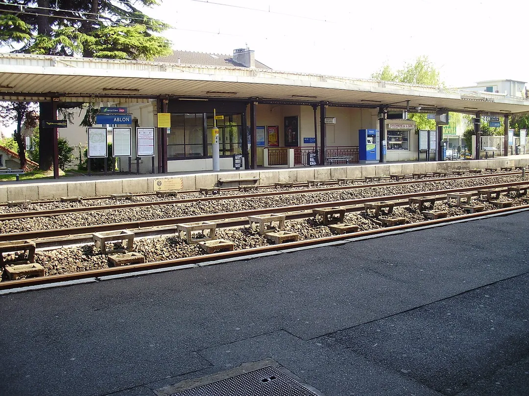 Platform to Juvisy, at the Ablon station, in Ablon-sur-Seine, Val-de-Marne, France