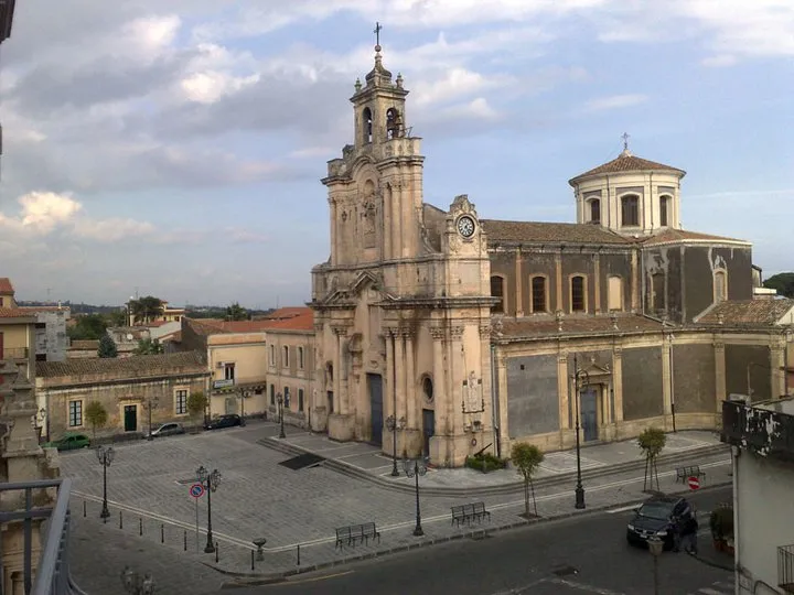 Chiesa Madre e Piazza Maggiore di Aci Sant'Antonio