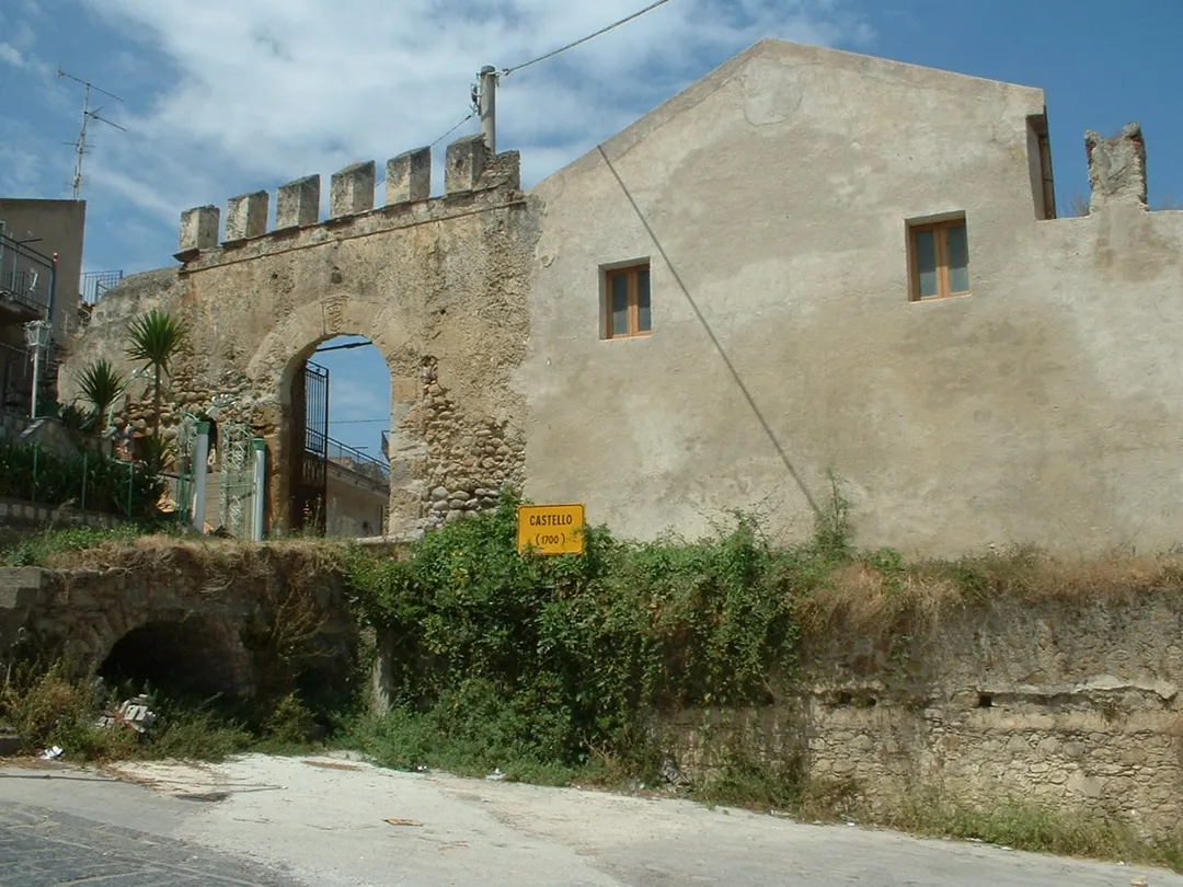 Portal of Acquedolci castle (1700).