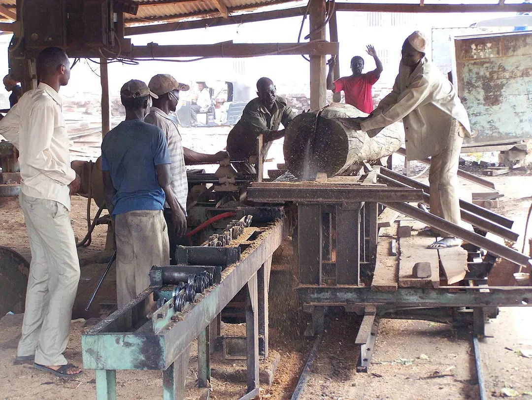 Production of railway sleepers using a circular saw in the saw mill Ad-Damazin