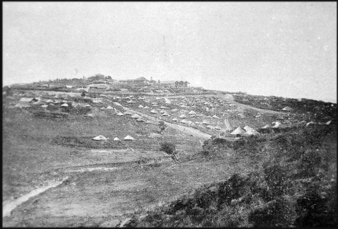 Palais de Ménélik (empereur d'Ethiopie) à Addis-Ababa. Photo ancienne, illustrant un article sur l'Abyssinie dans la revue française  "Revue illustrée" (Tome relié 1902)
