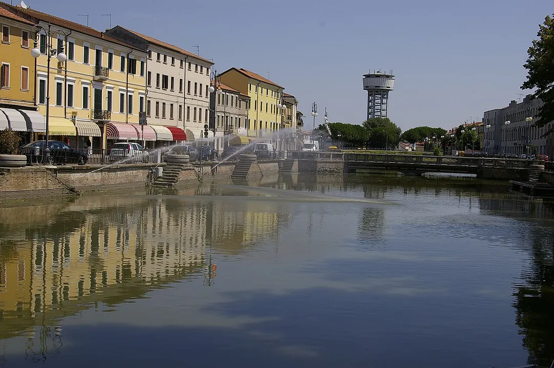 Caratteristiche palazzine che danno sul Canal Bianco, fiume che attraversa Adria (provincia di Rovigo, Veneto