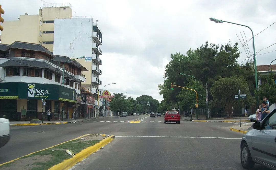 Avenida Espora en la ciudad de Adrogué