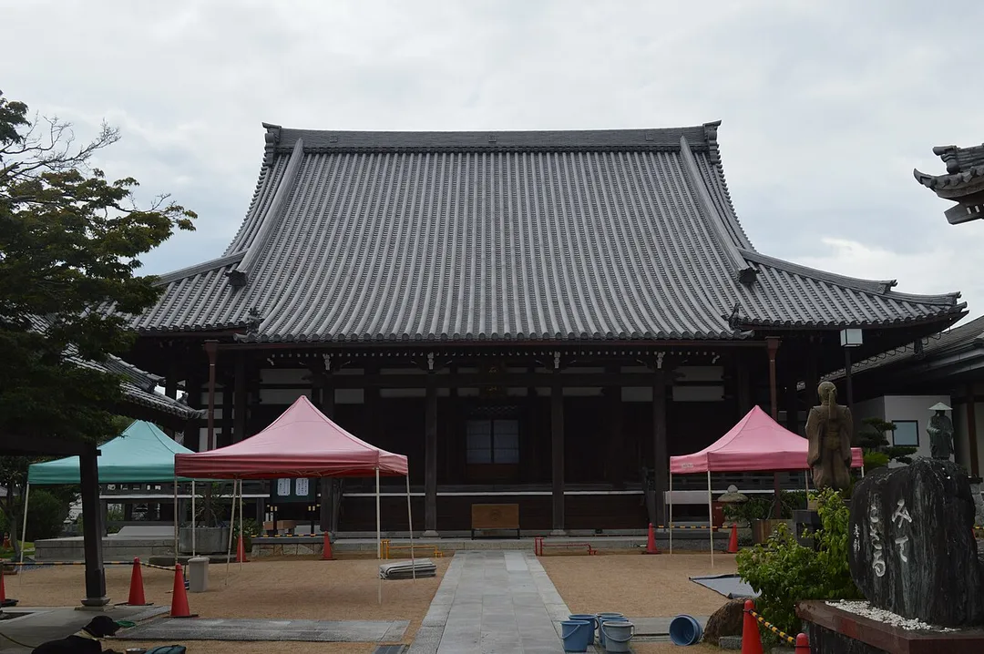 愛知県知多郡阿久比町大字植大字石坂37-1にある蓮慶寺。本堂。登録有形文化財。
